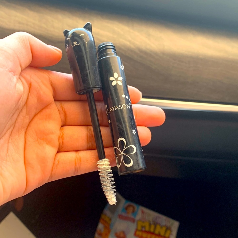 Cute white cat mascara by teayason